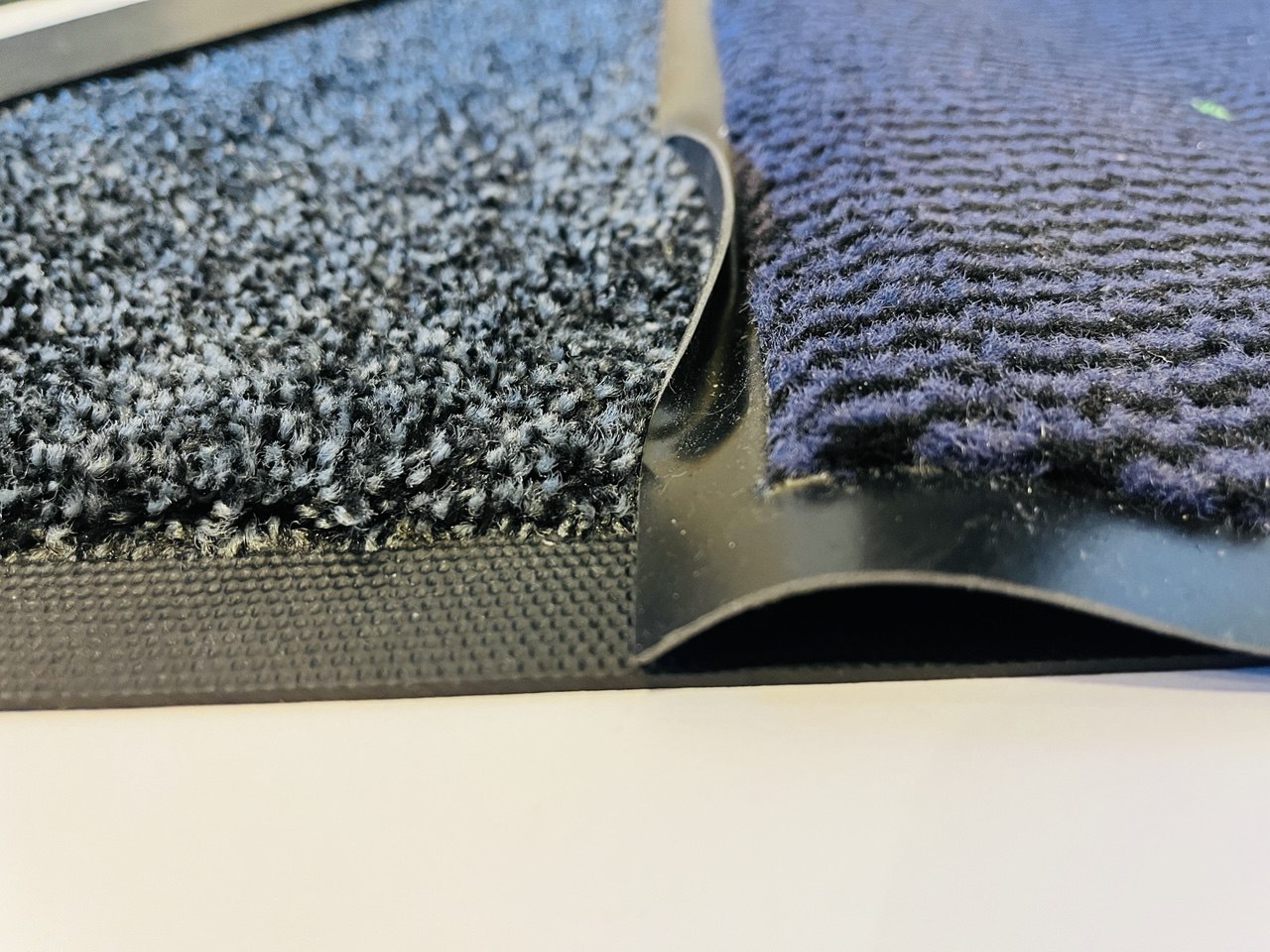 Vergleich einer professionellen Matte und einer günstigen Baumarkt-Matte