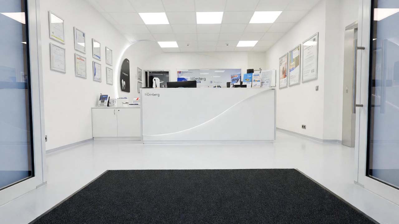 Sauberer Eingang Zahnarzt Nürnberg